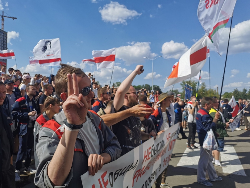 "Хотим показать позицию, а не остановить завод". Что происходит на белорусских предприятиях в понедельник?