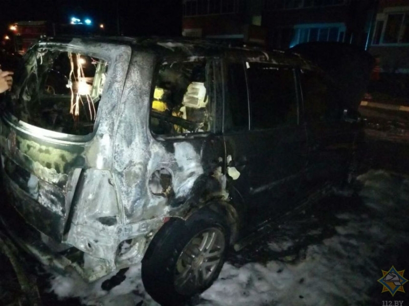 В Новолукомле перед домом загорелись четыре автомобиля