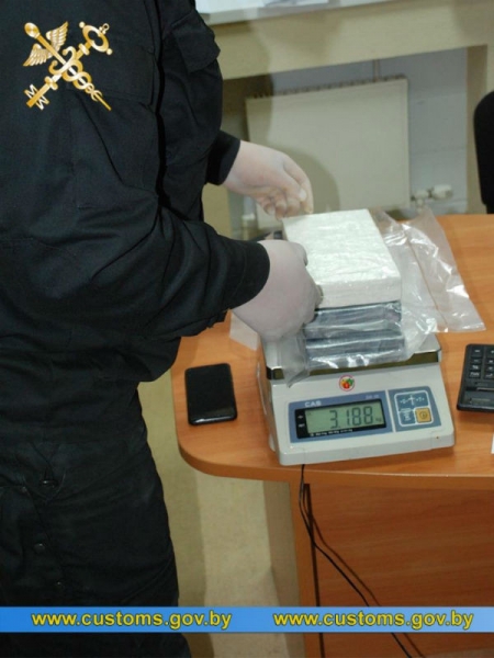 В Котловке в личных вещах литовского дальнобойщика нашли около 160.000 доз кокаина