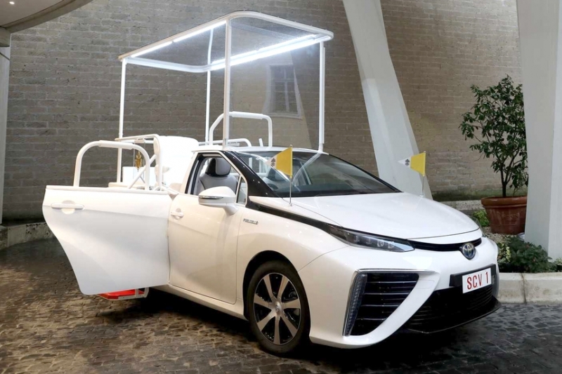 Папа Римский пересел на специальную водородную Toyota Mirai