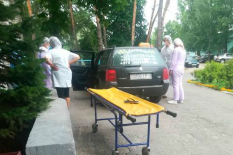 Женщина из Добруша, которая родила в такси, попросила водителя стать крестным