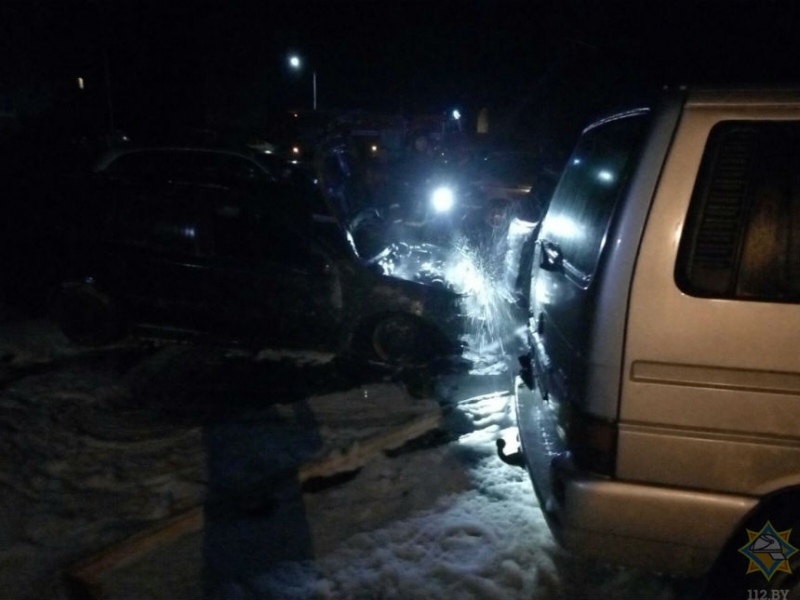 В Новолукомле перед домом загорелись четыре автомобиля