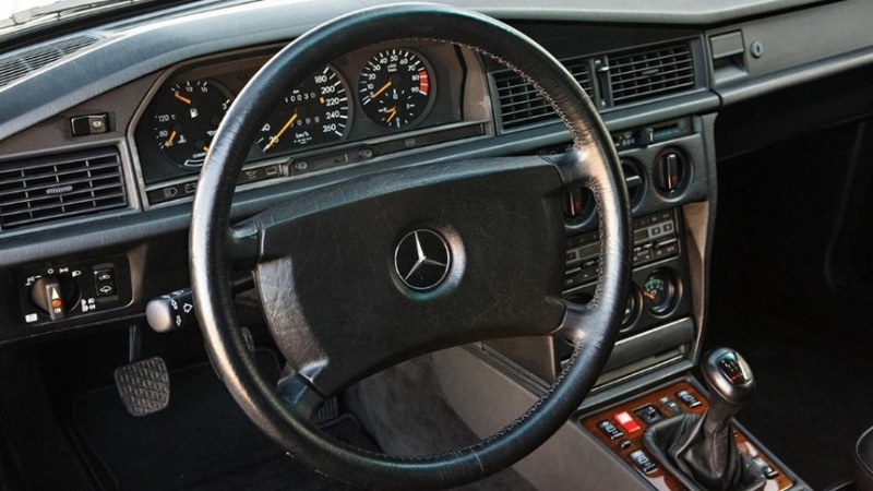 Очень редкий Mercedes-Benz 190E 1990 года продали на аукционе за очень большие деньги