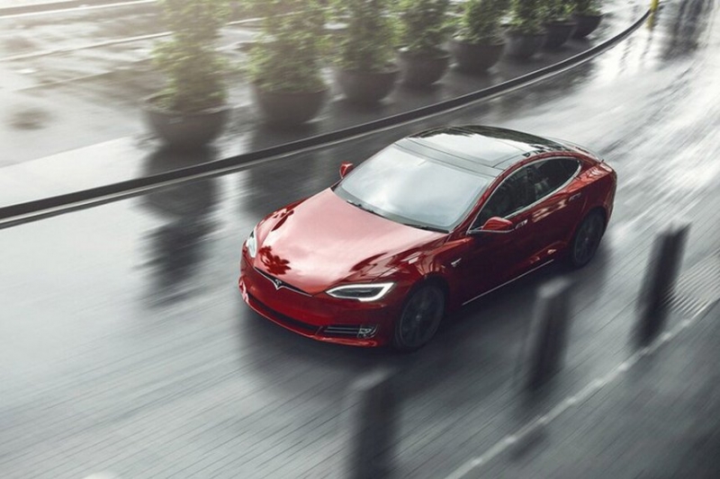 После торможения со скорости 200 км/ч у Tesla Model S развалилась подвеска