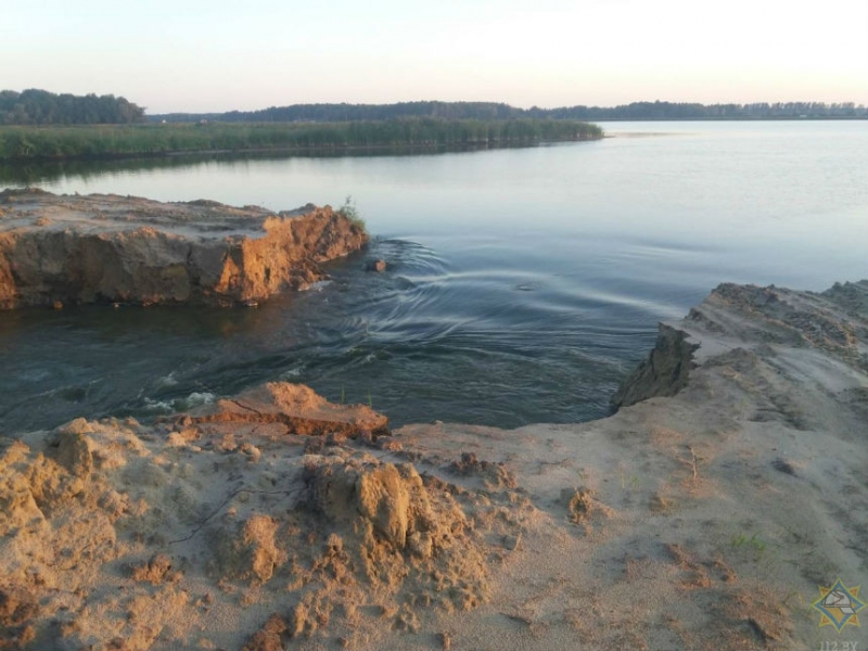 В Жабинковском районе прорвало дамбу - в воду упал автомобиль