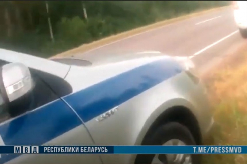 Под Бобруйском водитель Renault наехал на ногу инспектору ГАИ