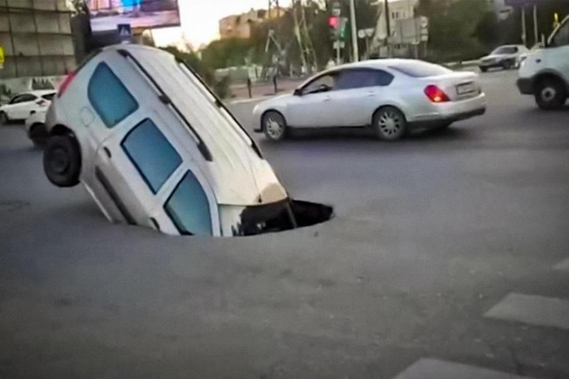 Видеофакт. Lada Largus провалился под асфальт на глазах у прохожих