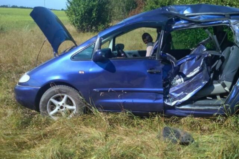 Мотоциклист разбился насмерть, врезавшись в Ford. В легковушке ехали двое детей