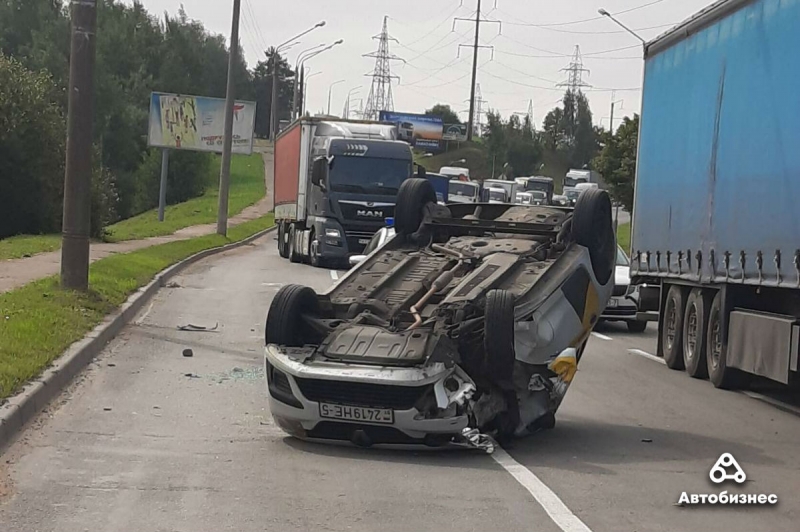 Автомобиль Яндекс.Такси опрокинулся на крышу в Минске