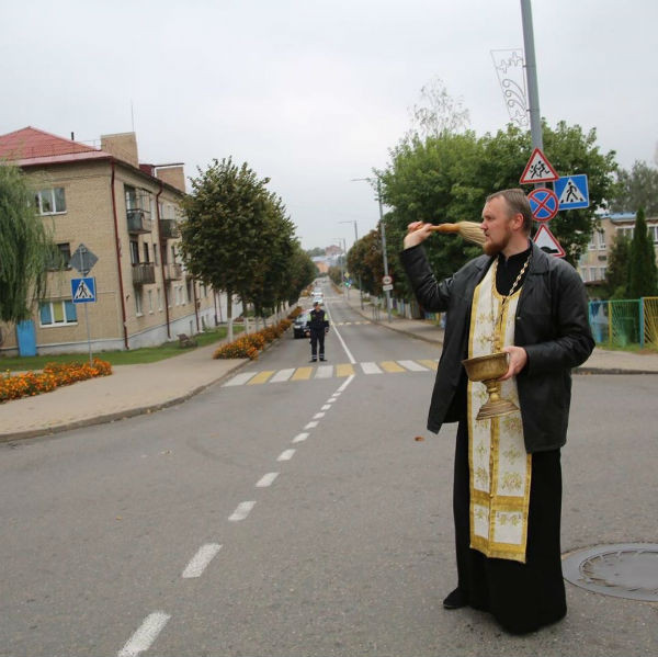 Фотофакт: в Несвиже инспекторы ГАИ призвали на помощь священника, чтобы снизить аварийность