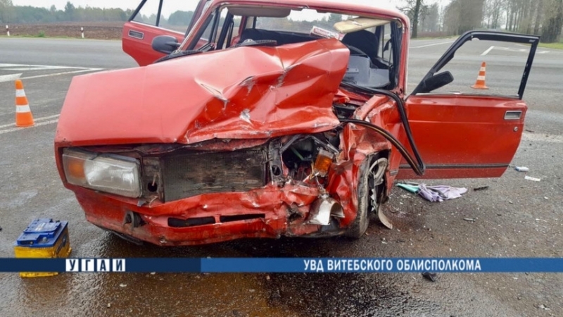 Водитель и пассажир "пятерки" попали в больницу после столкновения с Mitsubishi под Витебском
