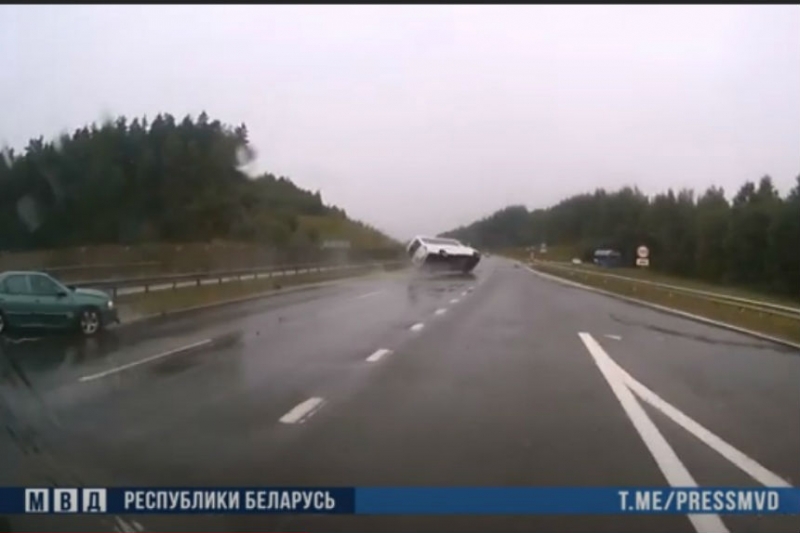 Опубликовано видео смертельной аварии под Логойском: Peugeot попал в поток воды и врезался в маршрутку