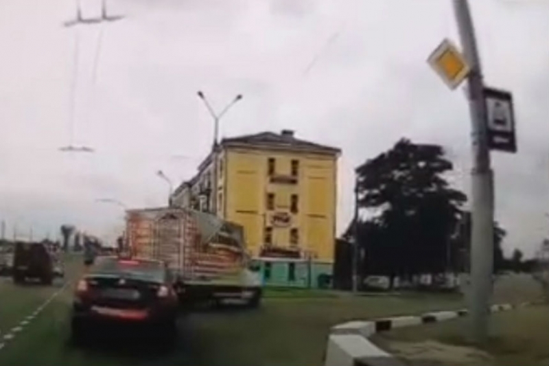 В Гомеле водитель грузовика совершил ДТП с учебным авто и скрылся