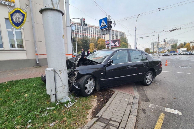 В Минске Lexus вылетел на тротуар и сбил пешеходов – один погиб, другой в реанимации