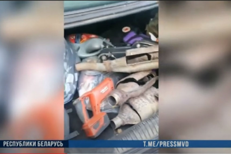 В Минске задержали троих парней, срезавших катализаторы с авто