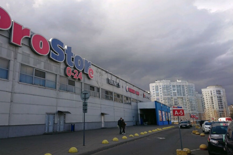Парковку у ProStore на Дзержинского сделали платной, исключение - первые два часа