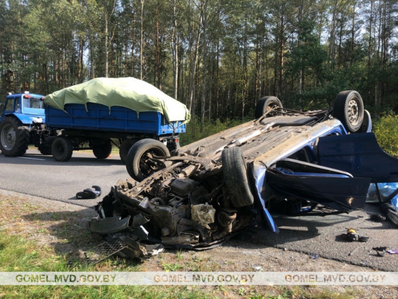 Mazda въехала в прицеп трактора – погиб 80-летний пассажир