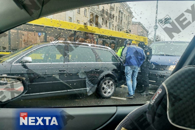 Фотофакт: на площади Победы в Минске - ДТП с микроавтобусом без номерных знаков