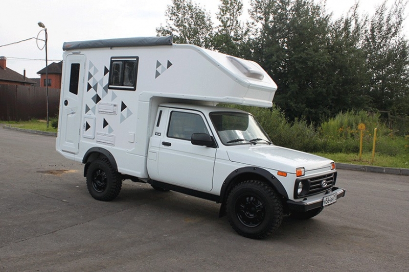 Lada 4x4 переделали в автодом со спальным местом, санузлом и кухней