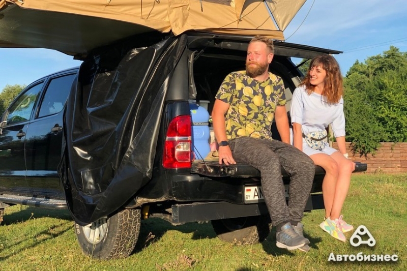 "Мечтаем доехать до Кейптауна". Семья из Гродно сделала из Toyotа Hilux машину для путешествий по глухим местам