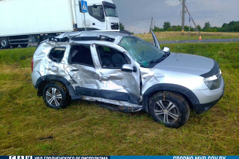 В Новогрудском районе Renault Duster попал под фуру - погибла пассажирка
