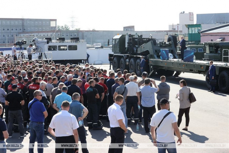 "Хотим показать позицию, а не остановить завод". Что происходит на белорусских предприятиях в понедельник?