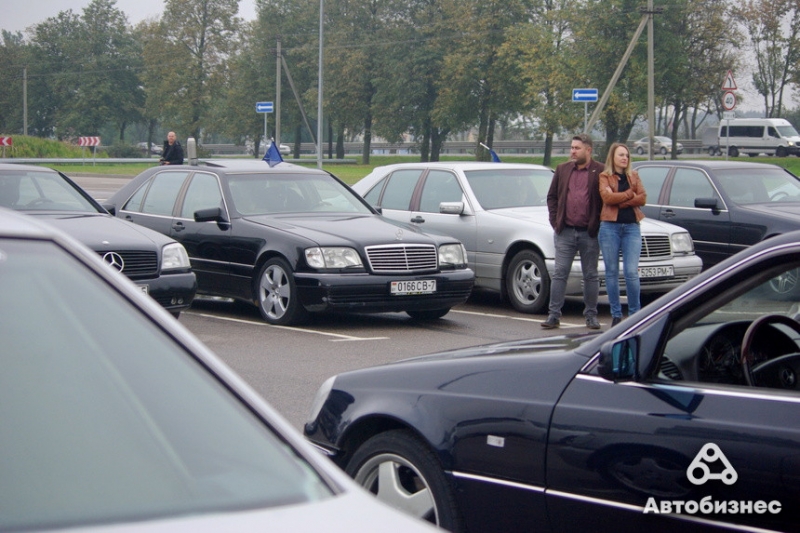 "Живые" машины либо продают в кругу знакомых, либо не продают вообще". Владельцы 140-х Mercedes собрались на встречу