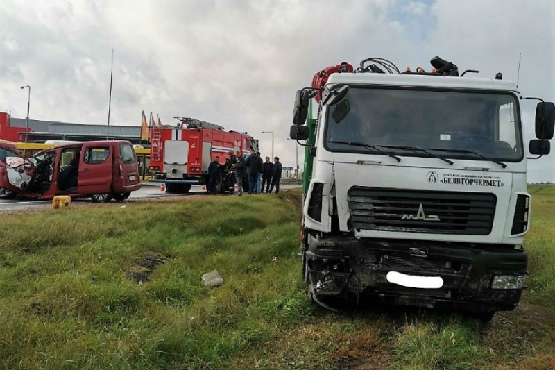 При съезде с М1 Peugeot попал под МАЗ – водитель серьезно пострадал