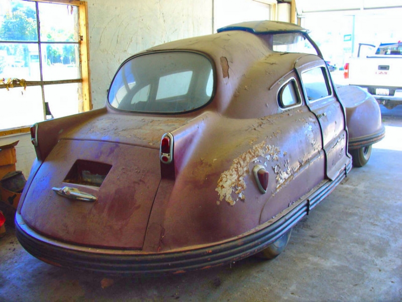 Двухсоставной кузов и подиум для водителя. Почему провалился странный и "самый безопасный" автомобиль в мире