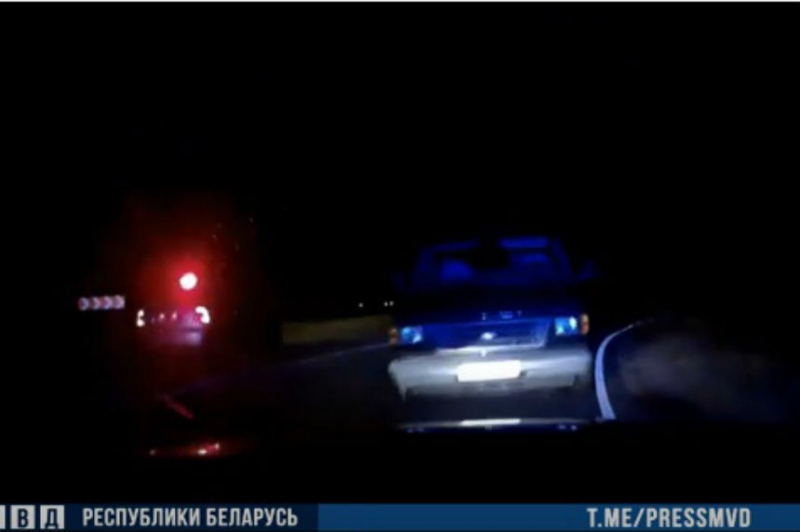 Парня на Ford со спущенным колесом преследовали по МКАД и до Ракова - он врезался в авто ГАИ