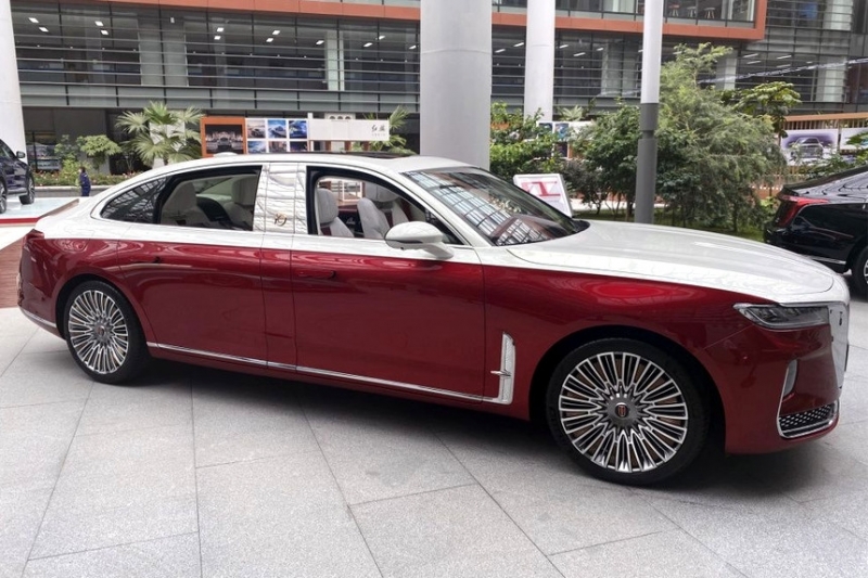 Китайский аналог «Ауруса» длиннее и втрое дешевле - шикарная новинка от Hongqi