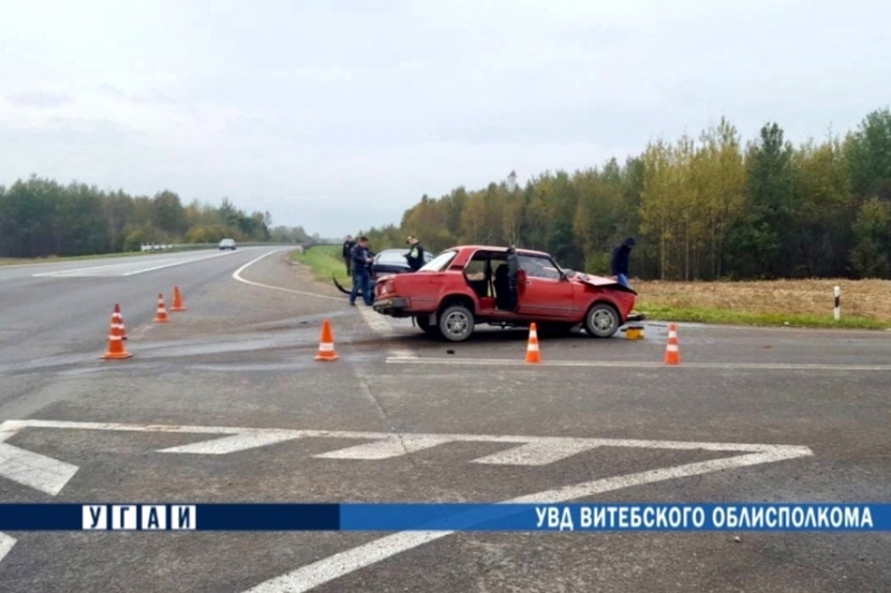 Водитель и пассажир "пятерки" попали в больницу после столкновения с Mitsubishi под Витебском