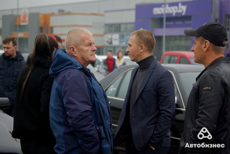 "Живые" машины либо продают в кругу знакомых, либо не продают вообще". Владельцы 140-х Mercedes собрались на встречу