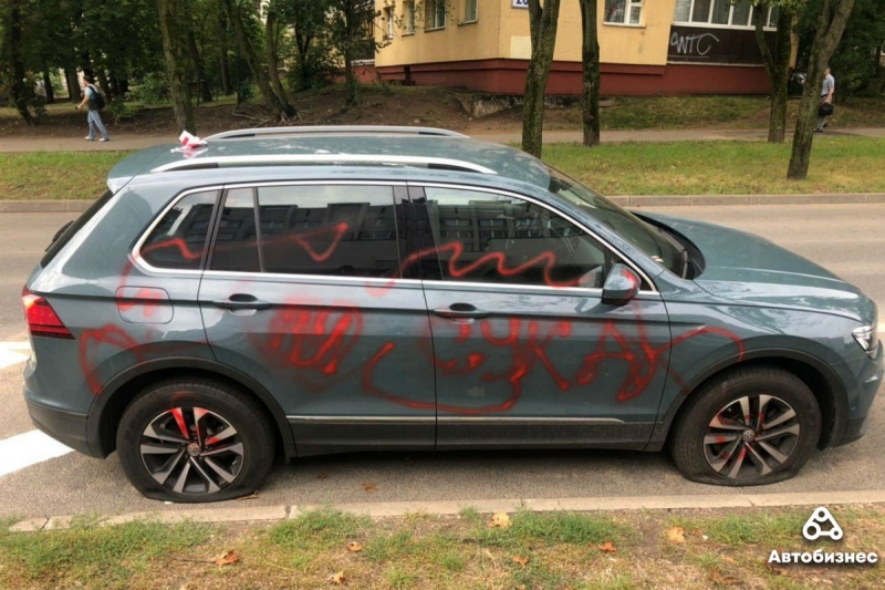 Вандализм на улицах: Volkswagen Tiguan прокололи колеса и разрисовали из баллончика