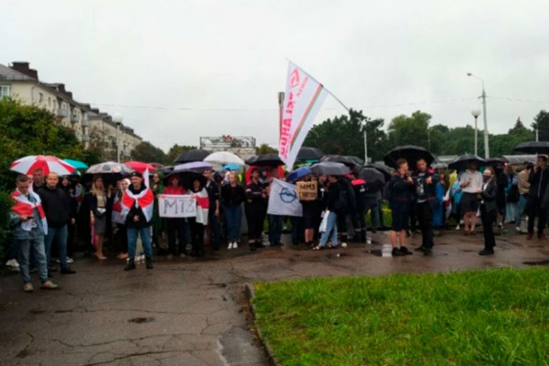 Лукашенко пообещал разобраться с митингующими у заводов