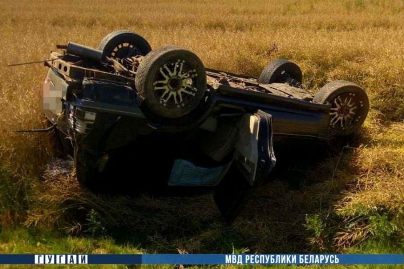 Ехавший по МКАД Lexus опрокинулся на крышу в кювет