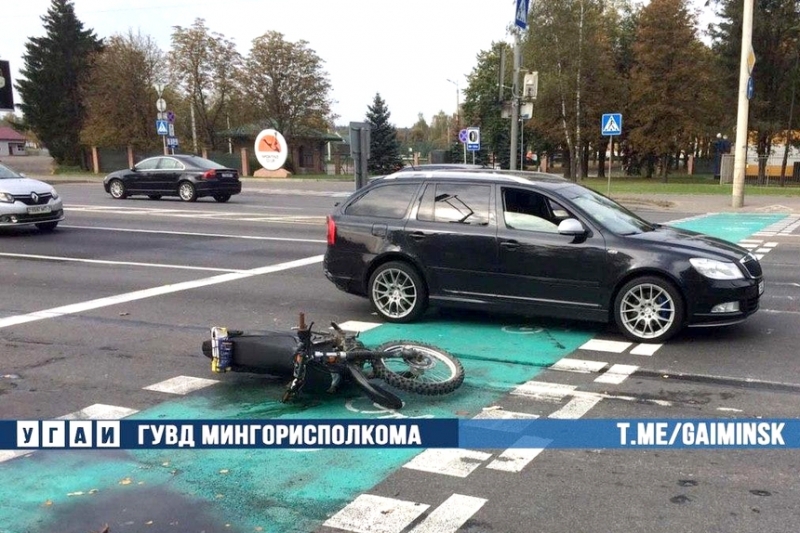 Девушка на мотоцикле Minsk наехала на автомобиль в Минске - после ДТП ее доставили в больницу