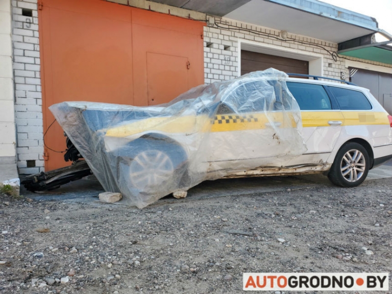 От удара подпрыгнул даже прицеп трактора: жесткая авария возле Гродно попала на видео