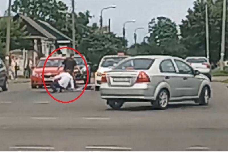 Драка пассажира и таксиста попала на видео