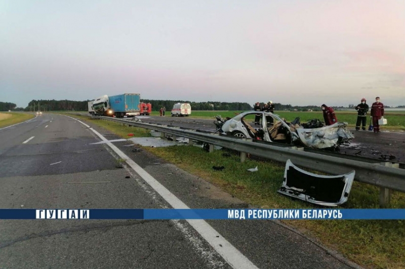 Ночью на М6 Mercedes врезался в фуру и загорелся - погибли три человека