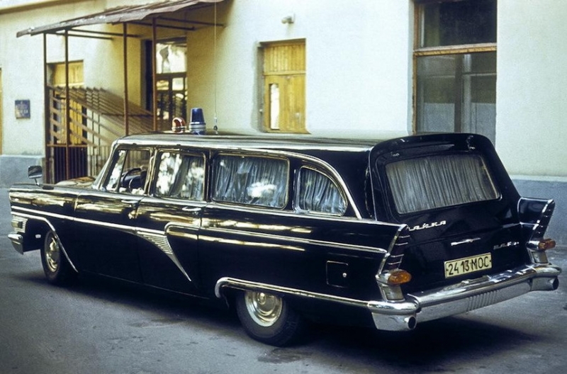 Редчайший санитарный ГАЗ-13С "Черный доктор" выставлен на продажу в России