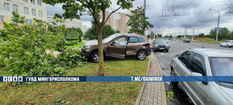 Видео: в Минске Volkswagen "снес" дерево и ударил стоявший Citroen