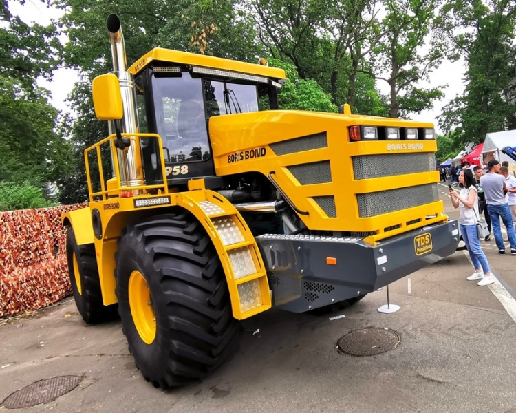 Сверхмощный украинский трактор на шасси советского К-700 “Кировец” презентовали в Киеве