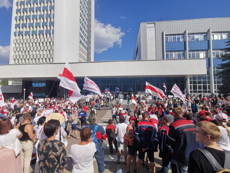"Хотим показать позицию, а не остановить завод". Что происходит на белорусских предприятиях в понедельник?