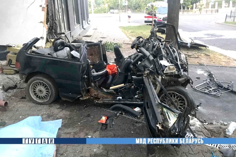Минчанин на Honda врезался в дом в Бресте и погиб