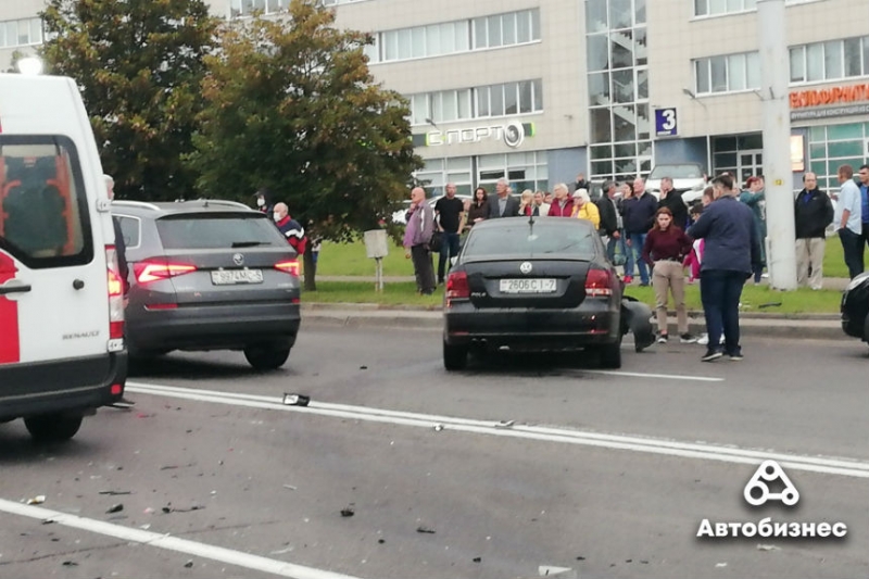 Видео: автобус выехал на встречку и "снес" столб в Минске