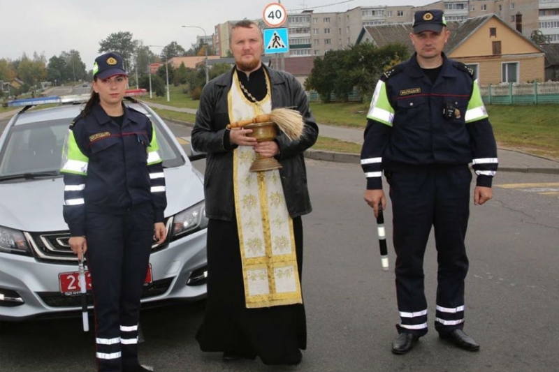 Фотофакт: в Несвиже инспекторы ГАИ призвали на помощь священника, чтобы снизить аварийность