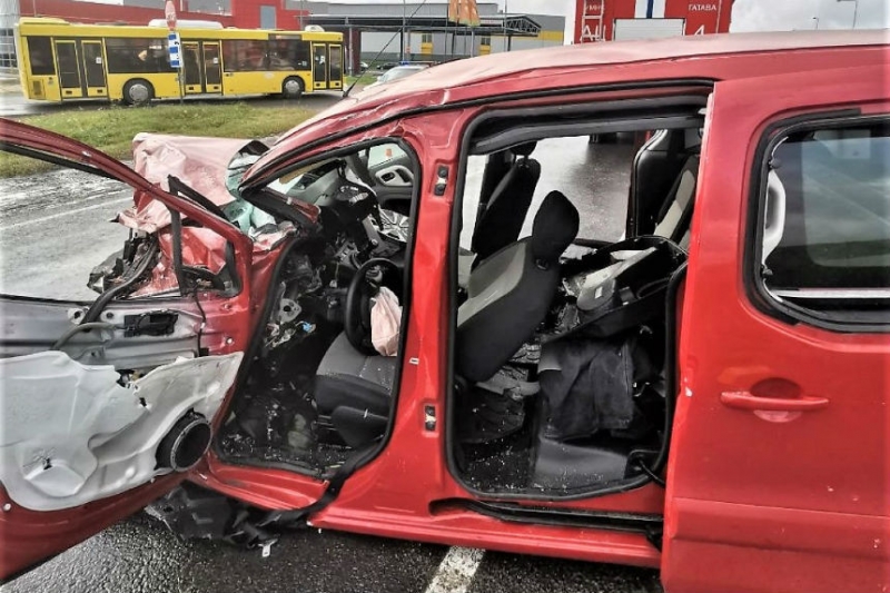 При съезде с М1 Peugeot попал под МАЗ – водитель серьезно пострадал