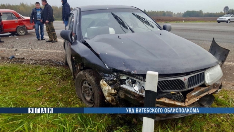 Водитель и пассажир "пятерки" попали в больницу после столкновения с Mitsubishi под Витебском