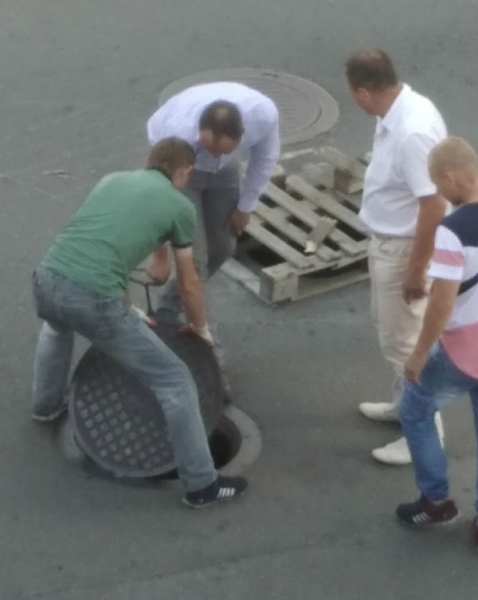 Гомельчанин залез в яму, чтобы привлечь внимание к проблеме во дворе. И сработало!